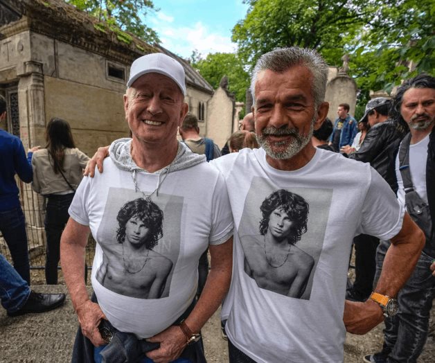 Fanáticos marcan 50mo aniversario de muerte de Jim Morrison Fanáticos marcan 50mo aniversario de muerte de Jim Morrison