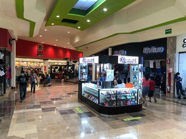 Adoptan centros comerciales medidas sanitarias contra Covid