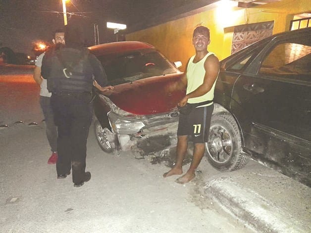 Se estrella a alta velocidad con vehículo y árbol; ileso