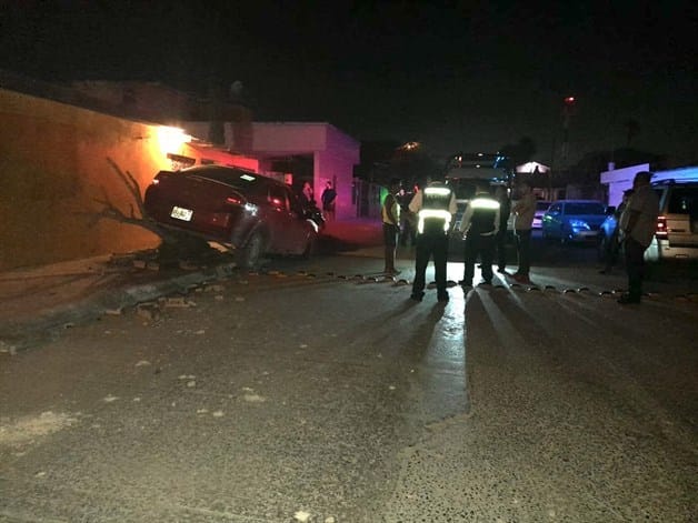 Se estrella a alta velocidad con vehículo y árbol; ileso