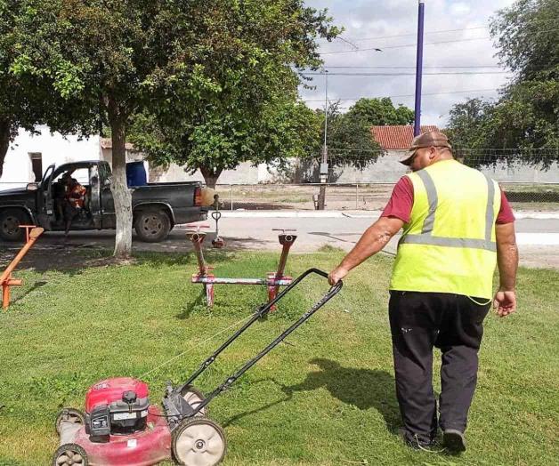 Limpian en Valadeces plazas y áreas verdes Limpian en Valadeces plazas y áreas verdes