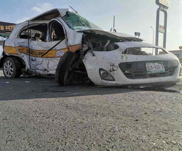 Taxista está grave tras impacto de camioneta