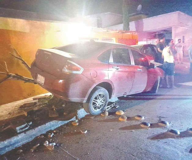 Se estrella a alta velocidad con vehículo y árbol; ileso Se estrella a alta velocidad con vehículo y árbol; ileso