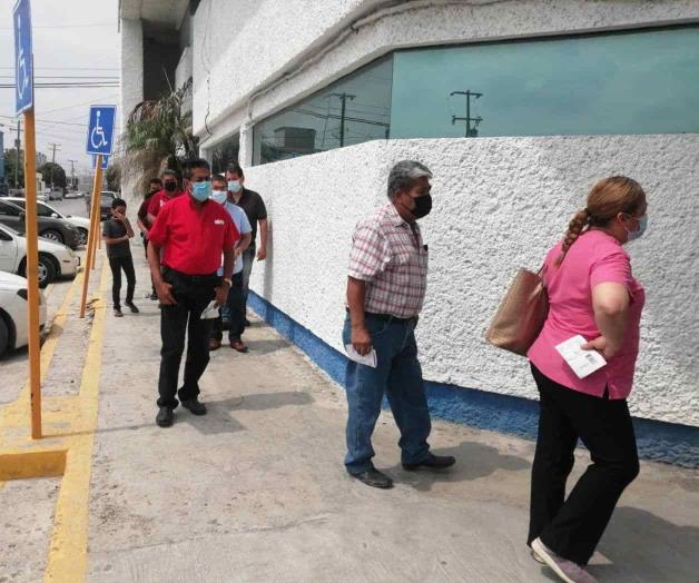 Acuden usuarios a pagar el agua y evitar ‘cortes’ Acuden usuarios a pagar el agua y evitar ‘cortes’