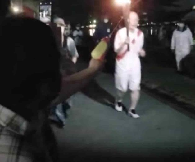 Detienen a una mujer que intentó apagar la antorcha olímpica con una pistola de agua