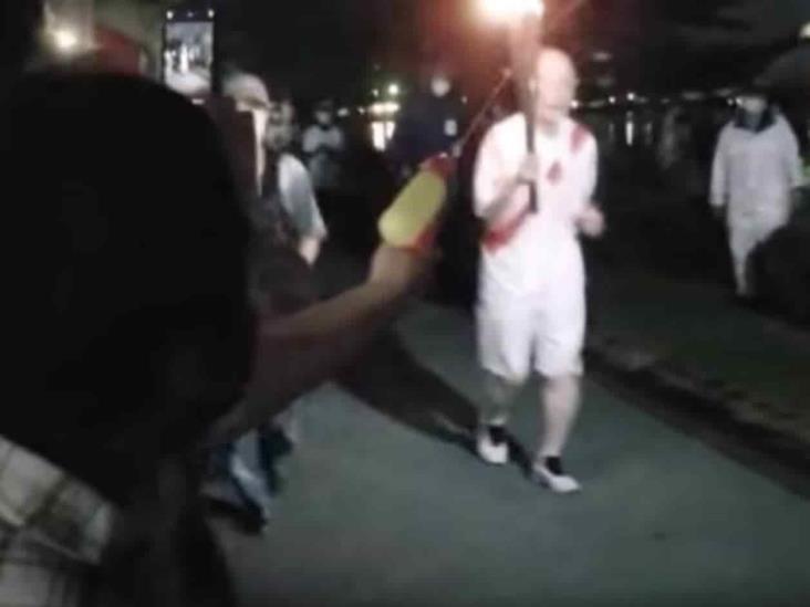 Detienen a una mujer que intentó apagar la antorcha olímpica con una pistola de agua Detienen a una mujer que intentó apagar la antorcha olímpica con una pistola de agua