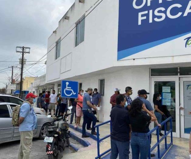 Forman largas filas para licencias de conductor Forman largas filas para licencias de conductor