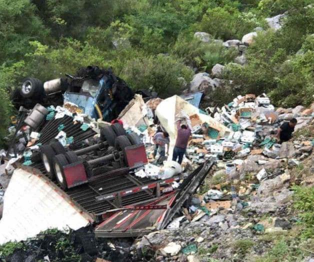 Vuelca tráiler con aguacate en carretera Victoria-Tula