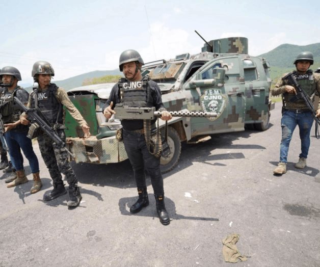CJNG exhibe su arsenal en Michoacán; blindados, calibre 50 y hasta drones CJNG exhibe su arsenal en Michoacán; blindados, calibre 50 y hasta drones