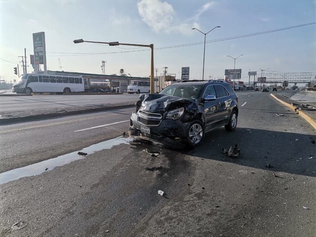 Taxista está grave tras impacto de camioneta