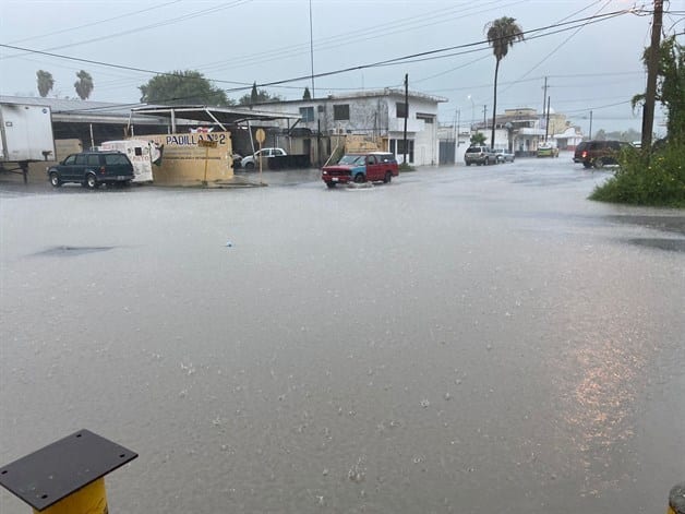 Trastocan lluvias la actividad comercial en Río Bravo