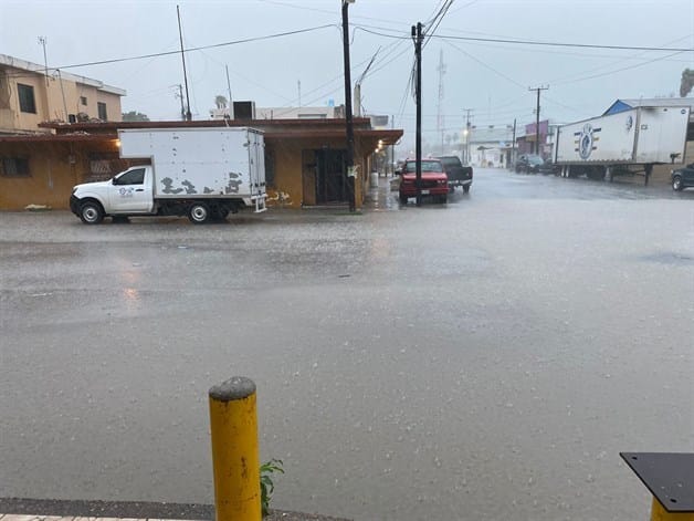 Trastocan lluvias la actividad comercial en Río Bravo