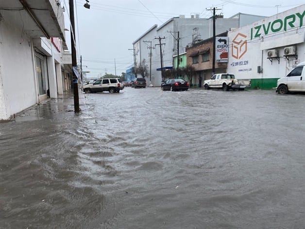 Trastocan lluvias la actividad comercial en Río Bravo