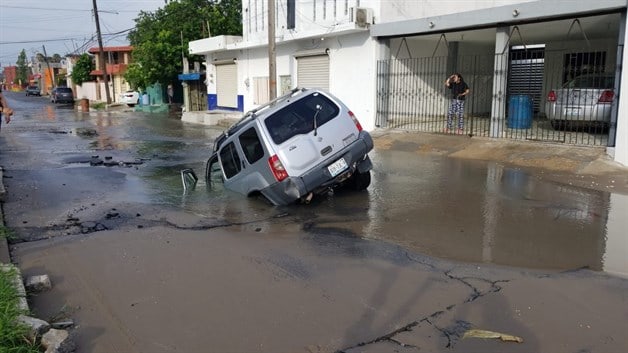 Se traga socavón una camioneta en Matamoros Se traga socavón una camioneta en Matamoros