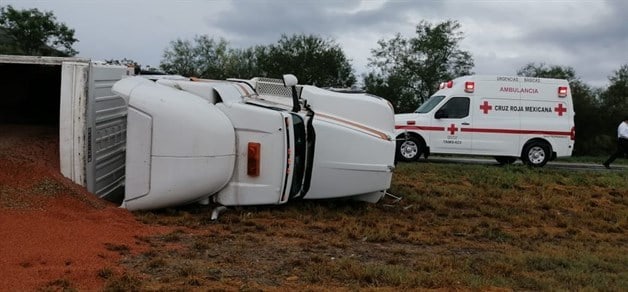 Muere conductor de camioneta al chocar contra tráiler