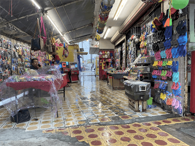 Afectan lluvias a comerciantes Afectan lluvias a comerciantes