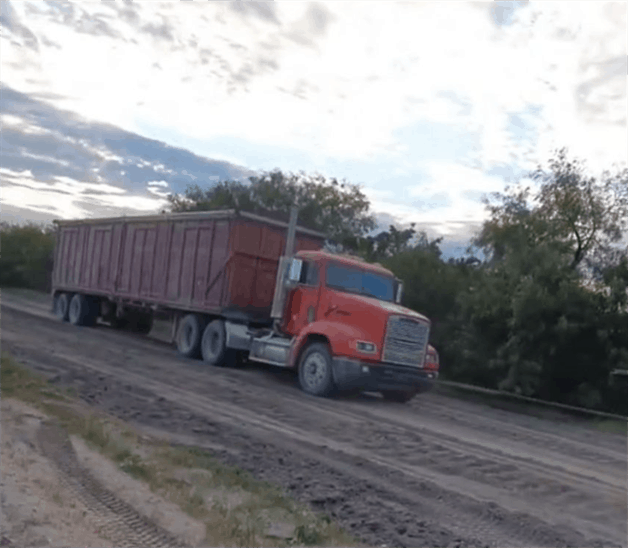 Sufren accidentan camiones agrícolas