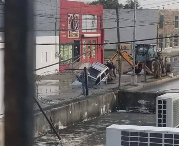 Se traga socavón una camioneta en Matamoros Se traga socavón una camioneta en Matamoros