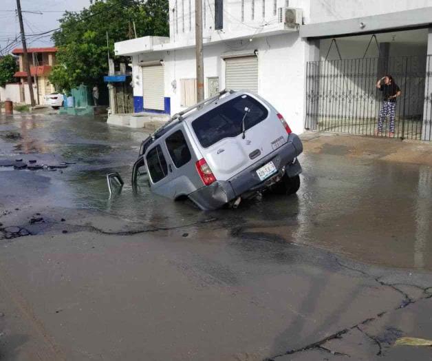 Cae familia a socavón Cae familia a socavón