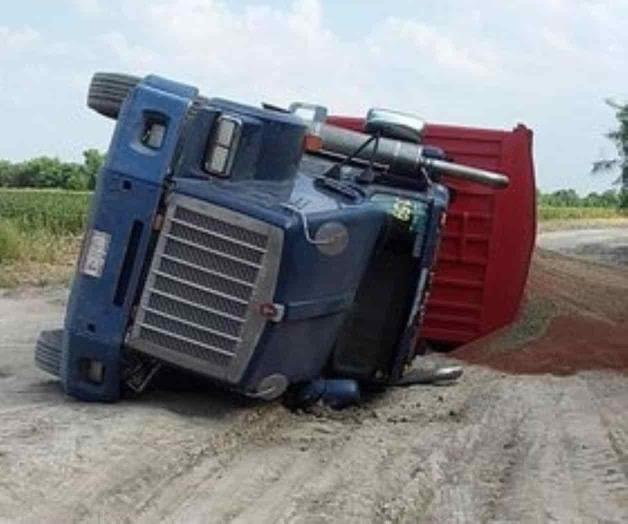 Provocan suelos reblandecidos, volcaduras de camiones con cosechas Provocan suelos reblandecidos, volcaduras de camiones con cosechas