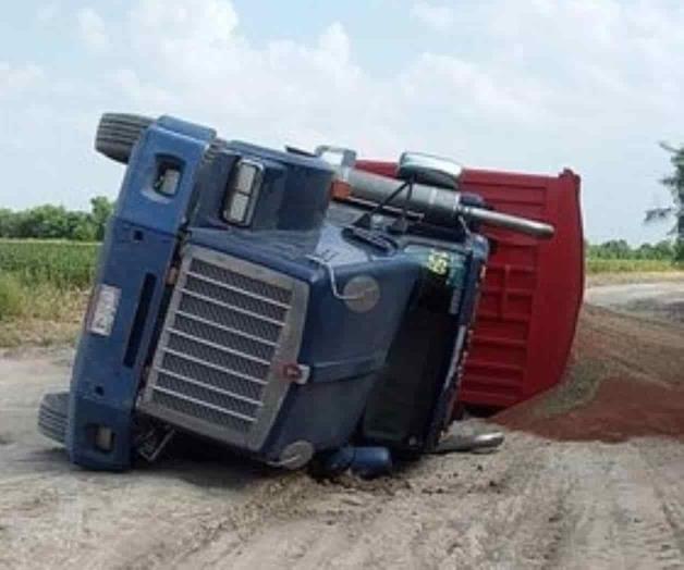 Sufren accidentan camiones agrícolas Sufren accidentan camiones agrícolas