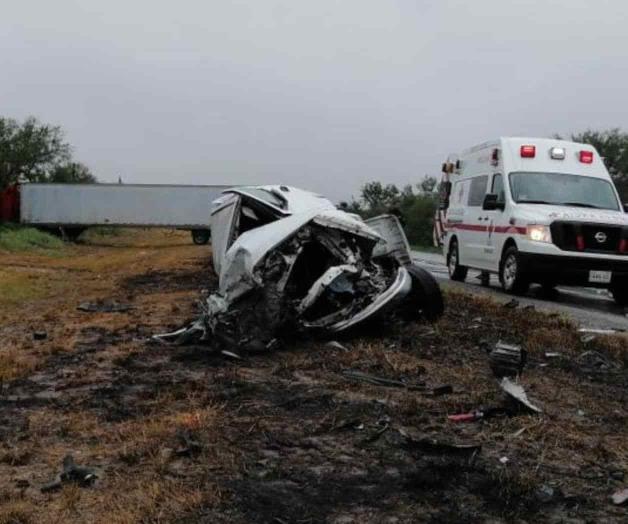 Muere conductor de camioneta al chocar contra tráiler Muere conductor de camioneta al chocar contra tráiler
