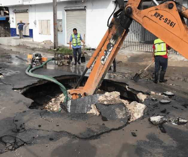 Tardarán tres días en reparar socavón Tardarán tres días en reparar socavón