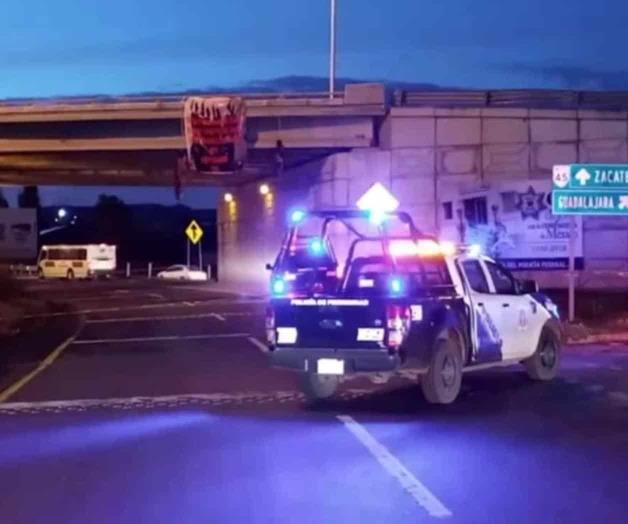 Hallan dos cuerpos colgados en puente Hallan dos cuerpos colgados en puente
