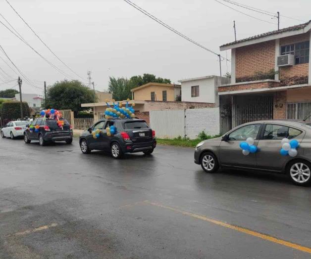 Mantienen las escuelas caravanas de graduación Mantienen las escuelas caravanas de graduación