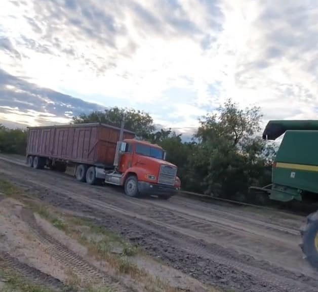 Provocan suelos reblandecidos, volcaduras de camiones con cosechas