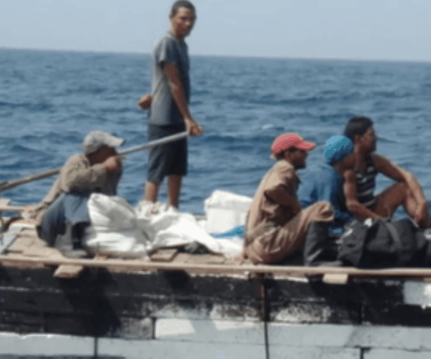 Rescatan a 13 migrantes cubanos en alta mar frente a Florida