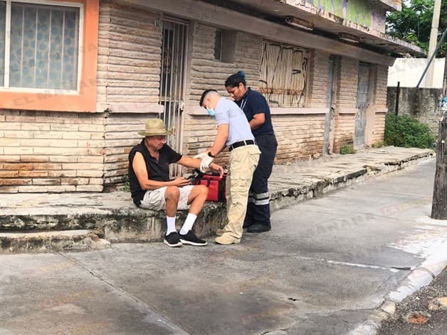 Vuelca auto y se lesiona conductor