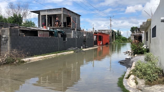 Sigue inundado pero colonos de la Azteca regresan a sus casas