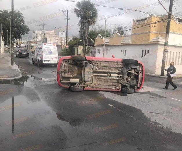Vuelca auto y se lesiona conductor