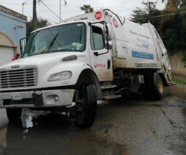 Cae camión de la basura en socavón por segunda vez en el año Cae camión de la basura en socavón por segunda vez en el año