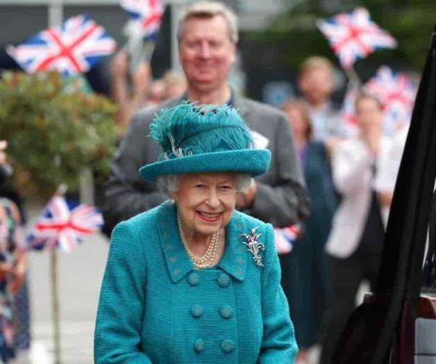 Reina Isabel II visita el set de Coronation Street Reina Isabel II visita el set de Coronation Street