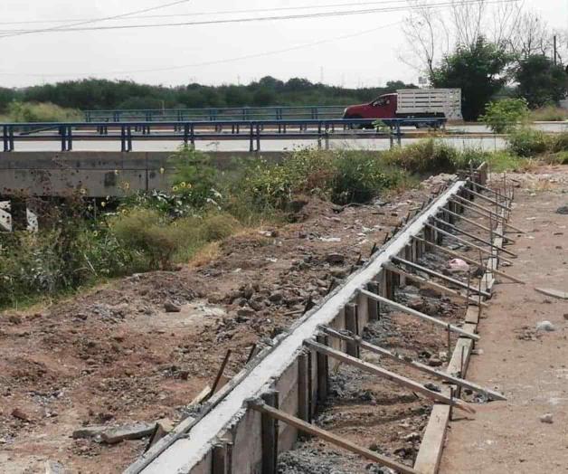 Construyen cordones y banquetas en Dren Construyen cordones y banquetas en Dren