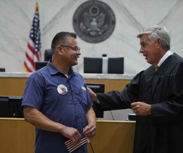 Veterano deportado a México se naturaliza estadounidense Veterano deportado a México se naturaliza estadounidense