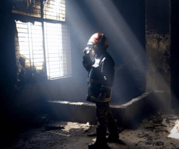 La policía arresta a propietarios de fábricas en Bangladesh después de que un incendio mata a 52 personas La policía arresta a propietarios de fábricas en Bangladesh después de que un incendio mata a 52 personas