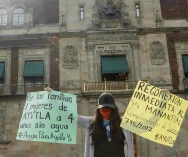 Saxofonista atacada con ácido protesta en Palacio Nacional Saxofonista atacada con ácido protesta en Palacio Nacional
