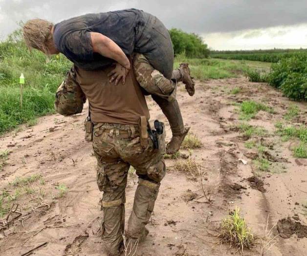 Salvan agentes a una migrante Salvan agentes a una migrante