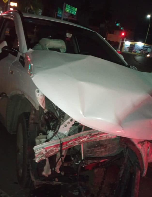 Evade operativo antialcohol, huye, choca y deja abandonada la troca