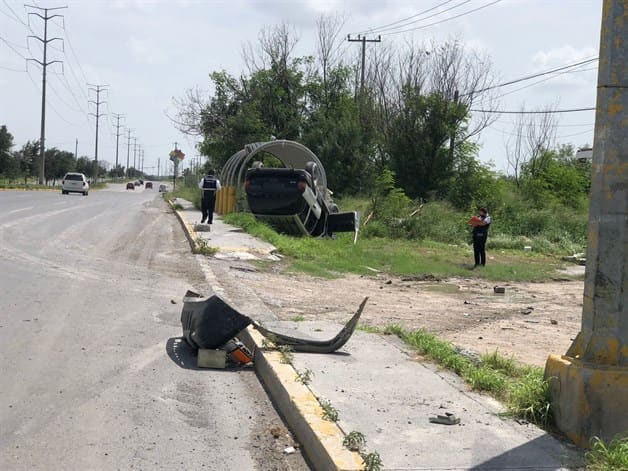 Escapa conductor luego de volcar auto