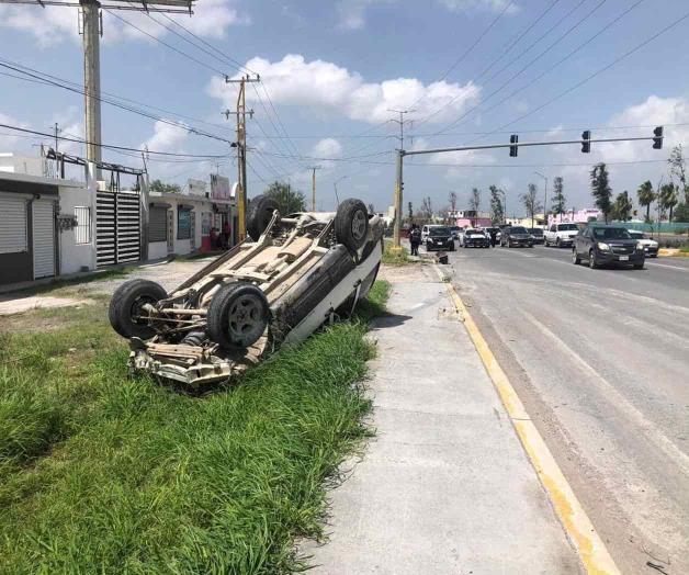 Escapa conductor luego de volcar auto