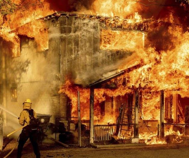 Los incendios arden en varios estados a medida que la ola de calor azota el oeste de EE. UU. Los incendios arden en varios estados a medida que la ola de calor azota el oeste de EE. UU.