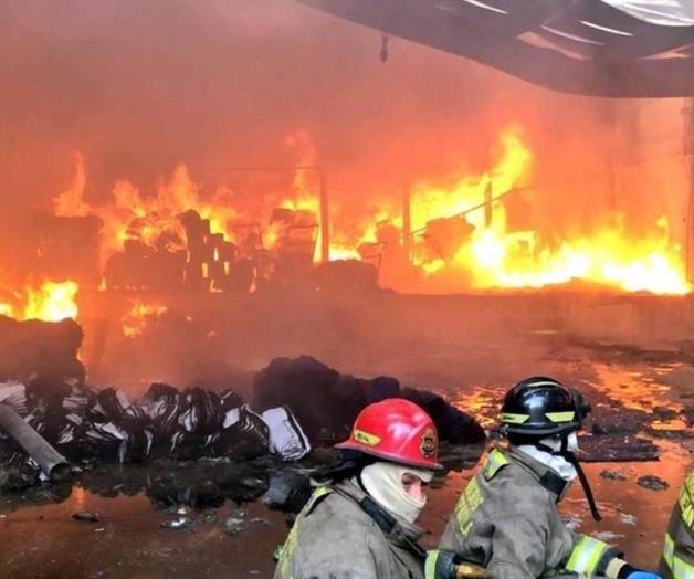 Se registra incendio en fábrica de colchones en Tultitlán Se registra incendio en fábrica de colchones en Tultitlán