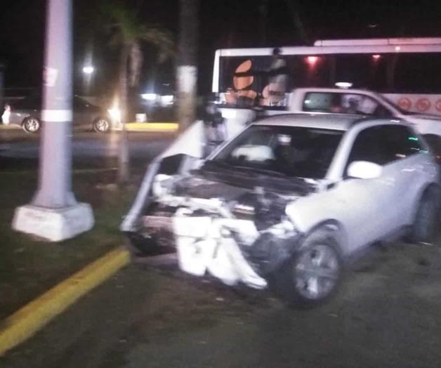 Evade operativo antialcohol, huye, choca y deja abandonada la troca