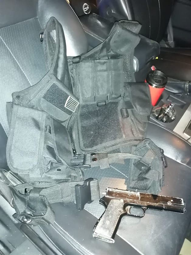 Presumen camioneta... y pistola de juguete Presumen camioneta... y pistola de juguete