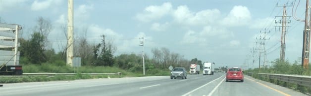 Forman tráilers largas filas en puente Reynosa-Pharr Forman tráilers largas filas en puente Reynosa-Pharr