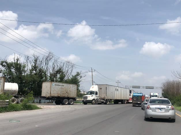 Forman tráilers largas filas en puente Reynosa-Pharr Forman tráilers largas filas en puente Reynosa-Pharr